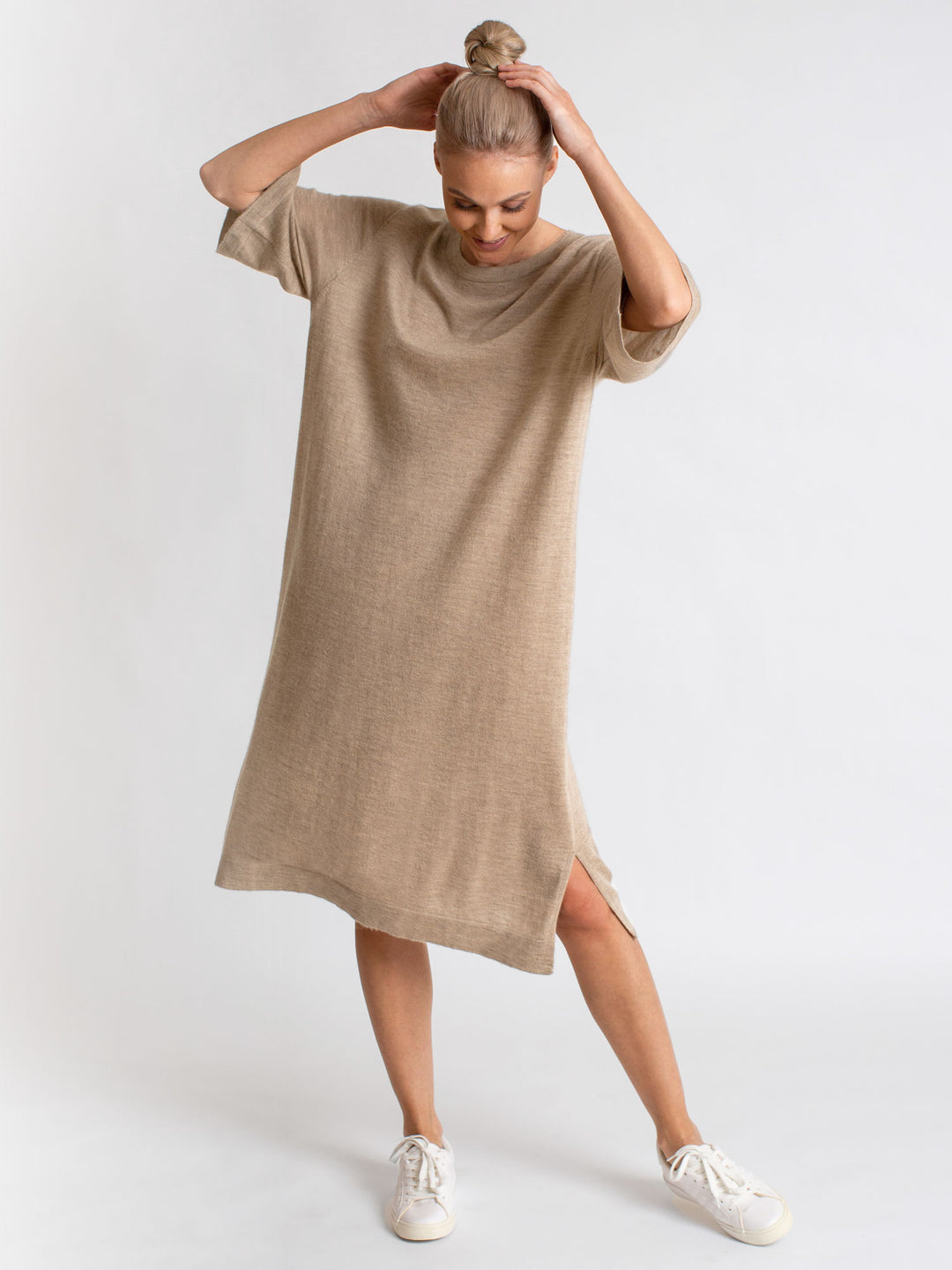 Air Tunic in 100% pure cashmere. Scandinavian design by Kashmina. Color: taupe.