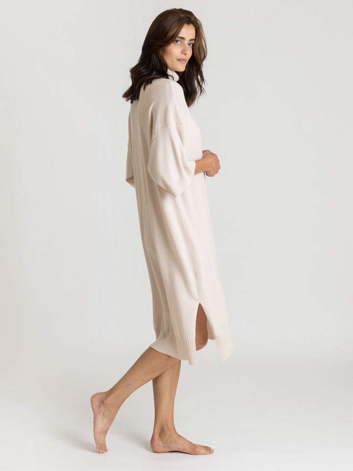 Cashmere dress "Breeze" in  100% cashmere. Scandinavian design by Kashmina. Color: Pearl.