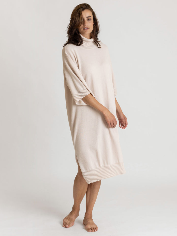 Cashmere dress "Breeze" in  100% cashmere. Scandinavian design by Kashmina. Color: Pearl.
