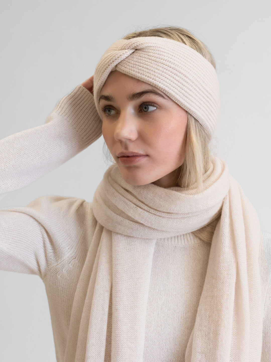 Pearl colored cashmere head band Freya. 100% cashmere. Scandinavian design from Kashmina