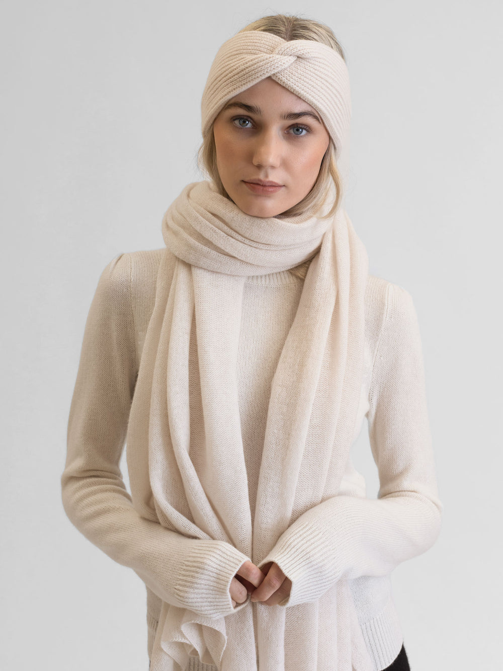 Pearl colored cashmere head band Freya. 100% cashmere. Scandinavian design from Kashmina