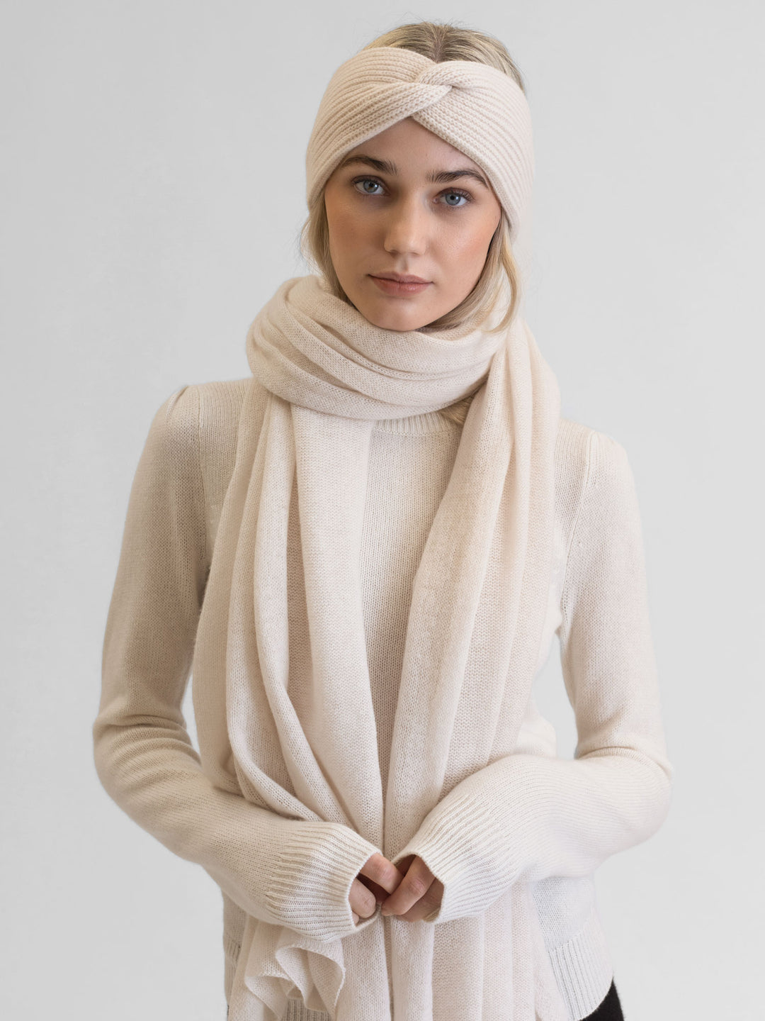 Pearl colored cashmere head band Freya. 100% cashmere. Scandinavian design from Kashmina