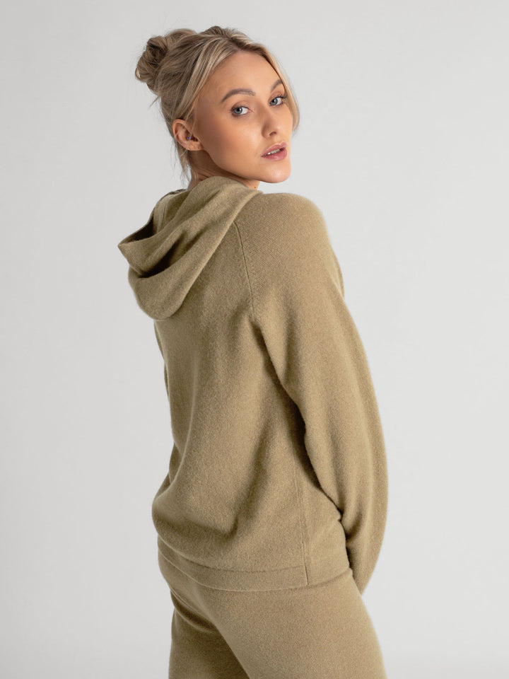 Cashmere hoodie made of 100% pure cashmere. Color: Olive. Scandinavian design by Kashmina.