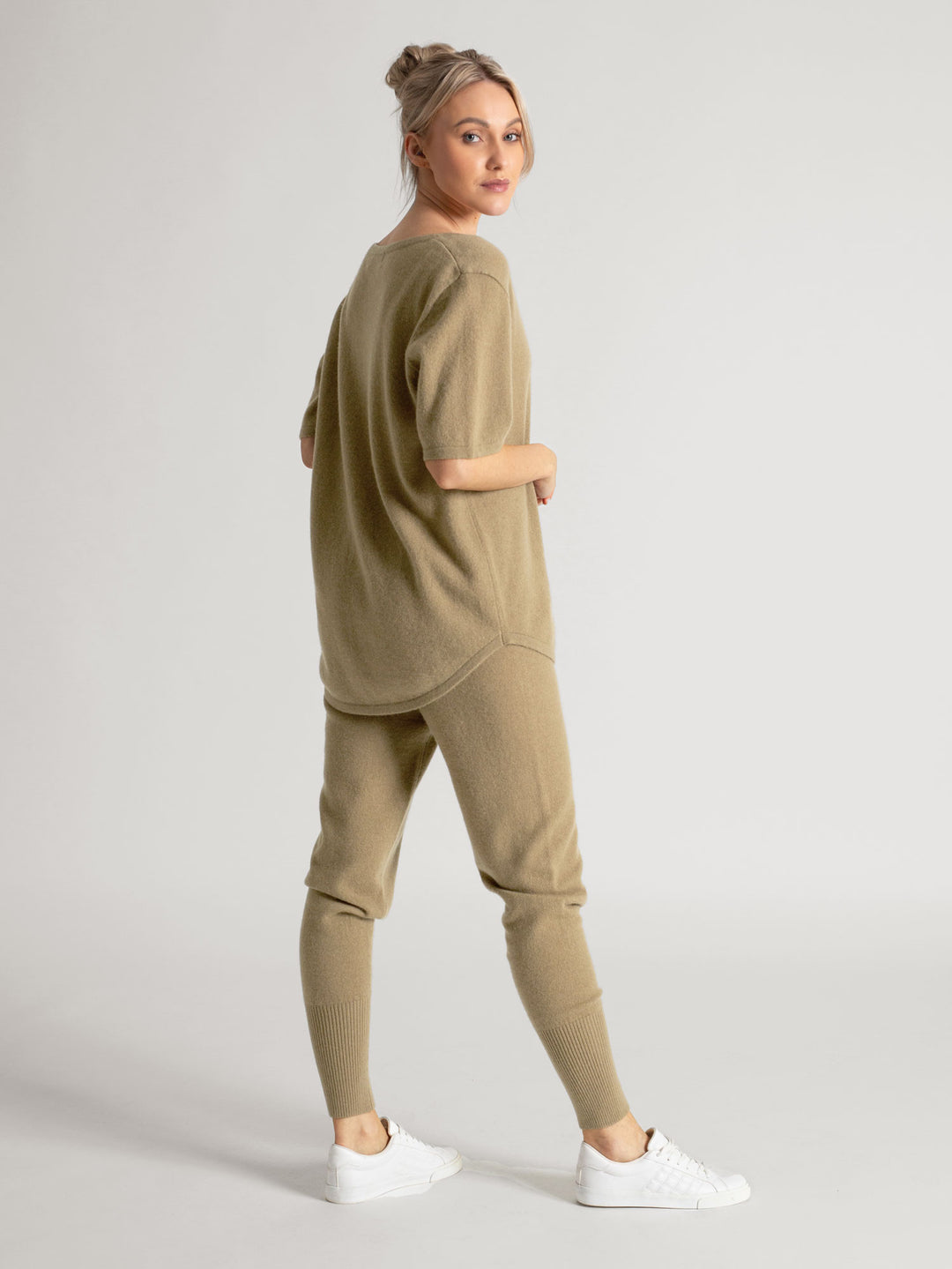 cashmere pants in 100% pure cashmere. Color: Olive. Scandinavian design by Kashmina