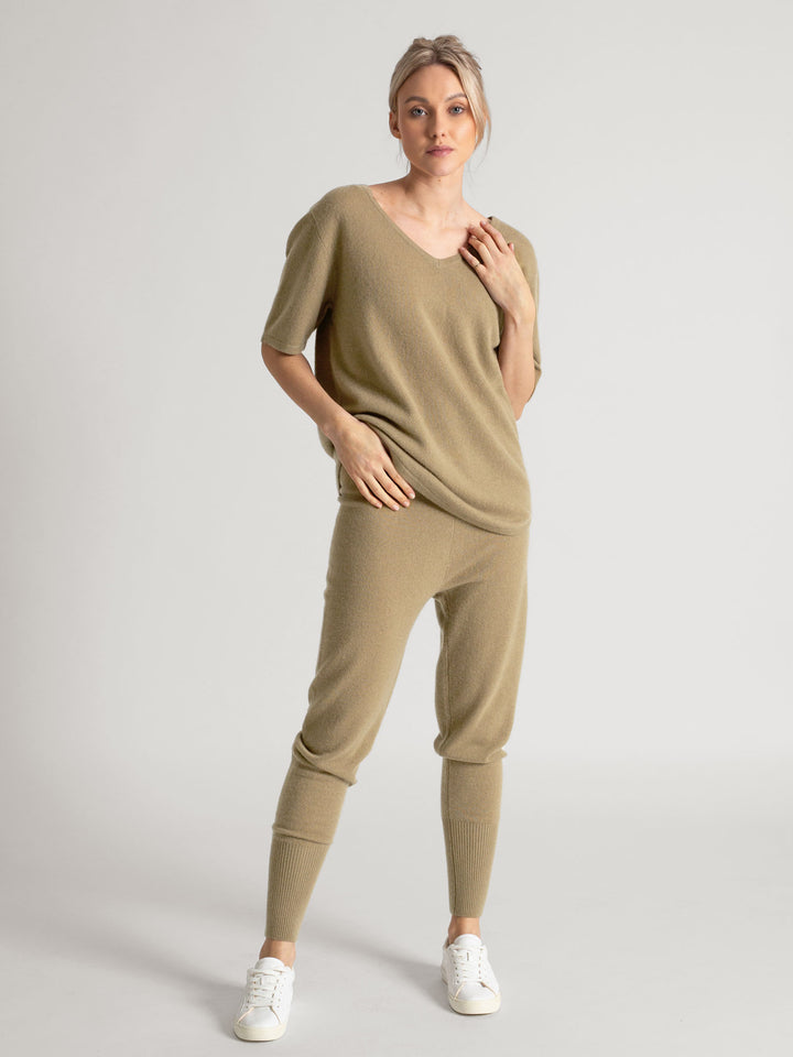 cashmere pants in 100% pure cashmere. Color: Olive. Scandinavian design by Kashmina