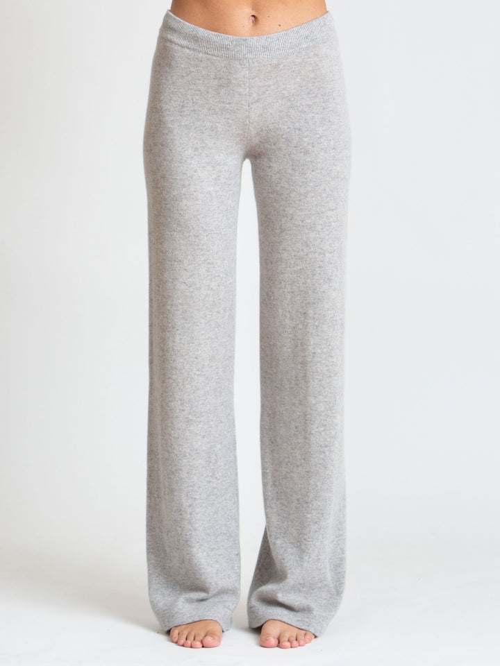 Kashmina "Classic" pants in 100% pure cashmere. Color: light grey. Scandinavian design by Kashmina. 