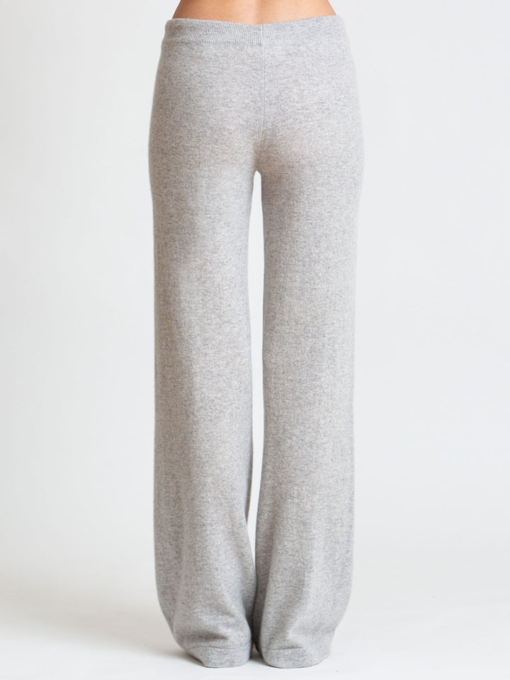 Kashmina "Classic" pants in 100% pure cashmere. Color: light grey. Scandinavian design by Kashmina. 