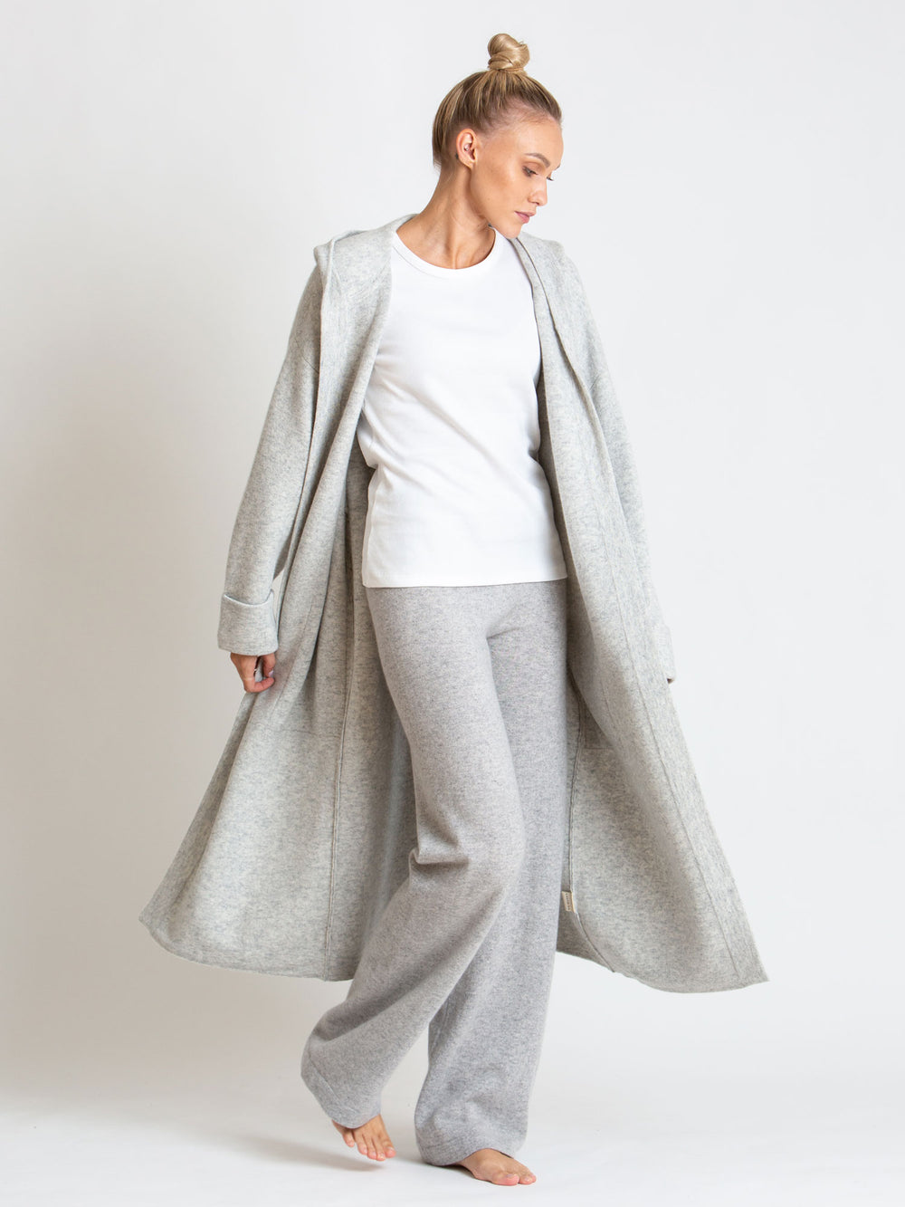 Kashmina "Classic" pants in 100% pure cashmere. Color: light grey. Scandinavian design by Kashmina. 