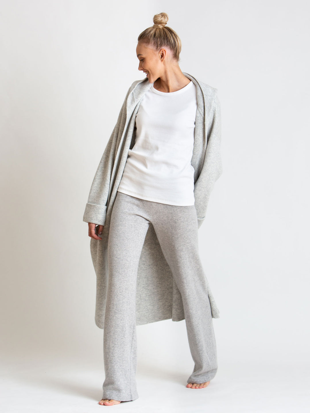 Kashmina "Classic" pants in 100% pure cashmere. Color: light grey. Scandinavian design by Kashmina. 