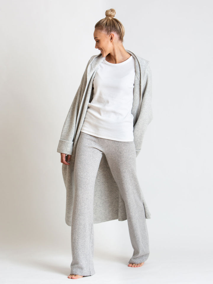 Kashmina "Classic" pants in 100% pure cashmere. Color: light grey. Scandinavian design by Kashmina. 