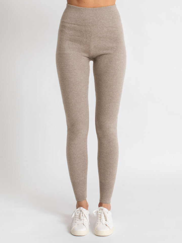 Cashmere tights knitted in 100% cashmere. Norwegian design from Kashmina. Color toast