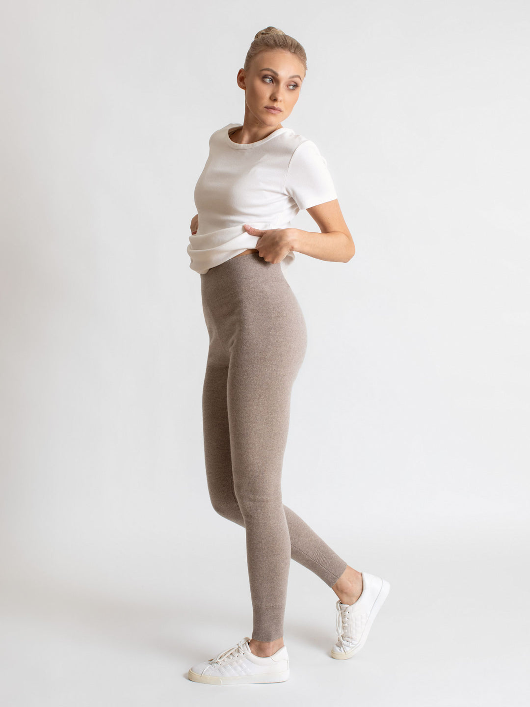 Cashmere tights knitted in 100% cashmere. Norwegian design from Kashmina. Color toast