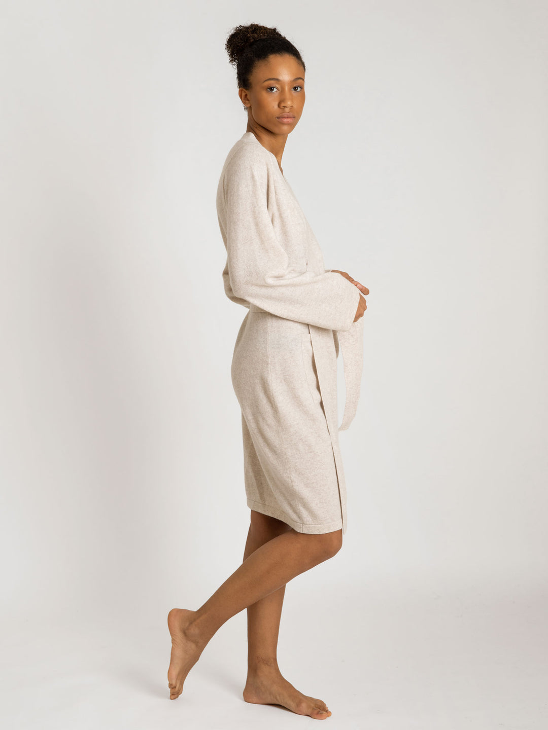 Morning robe Classic in 100% cashmere by Kashmina. Scandinavian design. Color: beige.