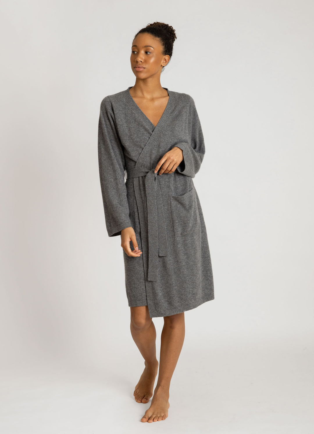 Morning robe Classic in 100% cashmere by Kashmina. Scandinavian design. Color: dark grey.
