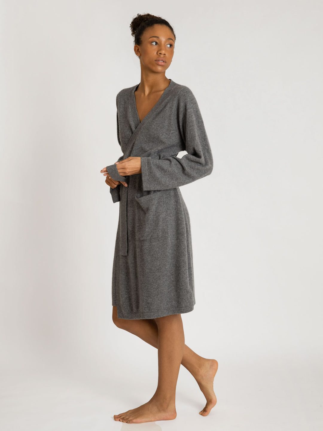 Morning robe Classic in 100% cashmere by Kashmina. Scandinavian design. Color: dark grey.