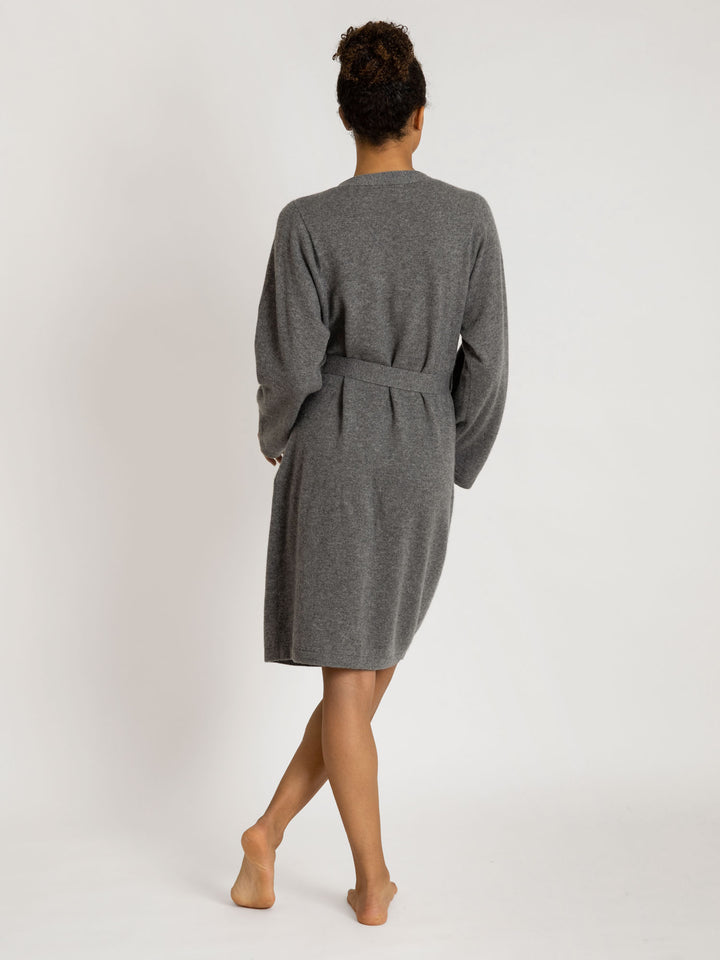 Morning robe Classic in 100% cashmere by Kashmina. Scandinavian design. Color: dark grey.