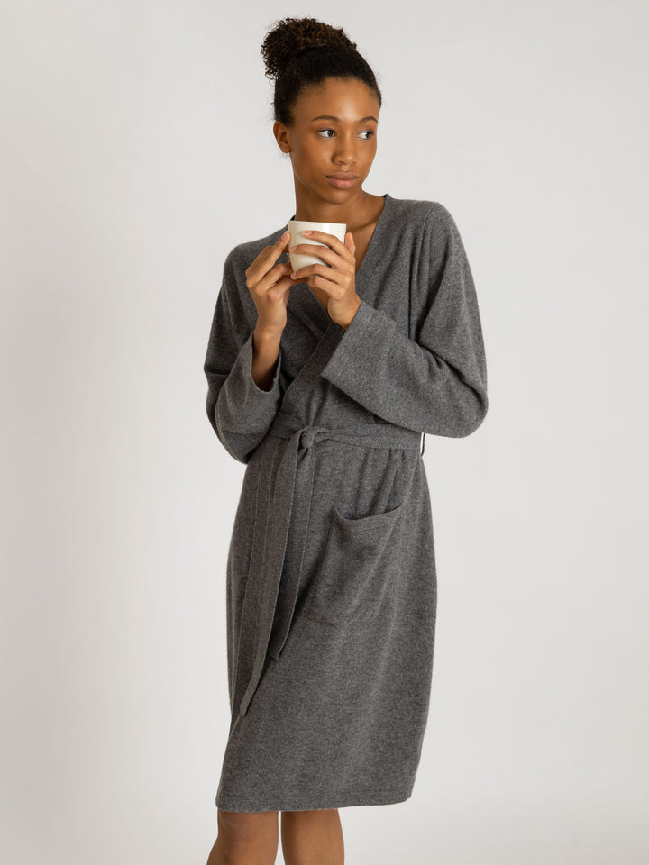 Morning robe Classic in 100% cashmere by Kashmina. Scandinavian design. Color: dark grey.