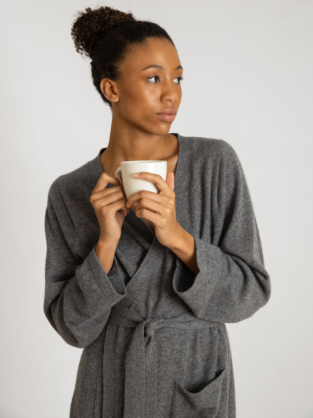 Morning robe Classic in 100% cashmere by Kashmina. Scandinavian design. Color: dark grey.