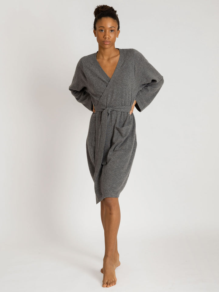 Morning robe Classic in 100% cashmere by Kashmina. Scandinavian design. Color: dark grey.