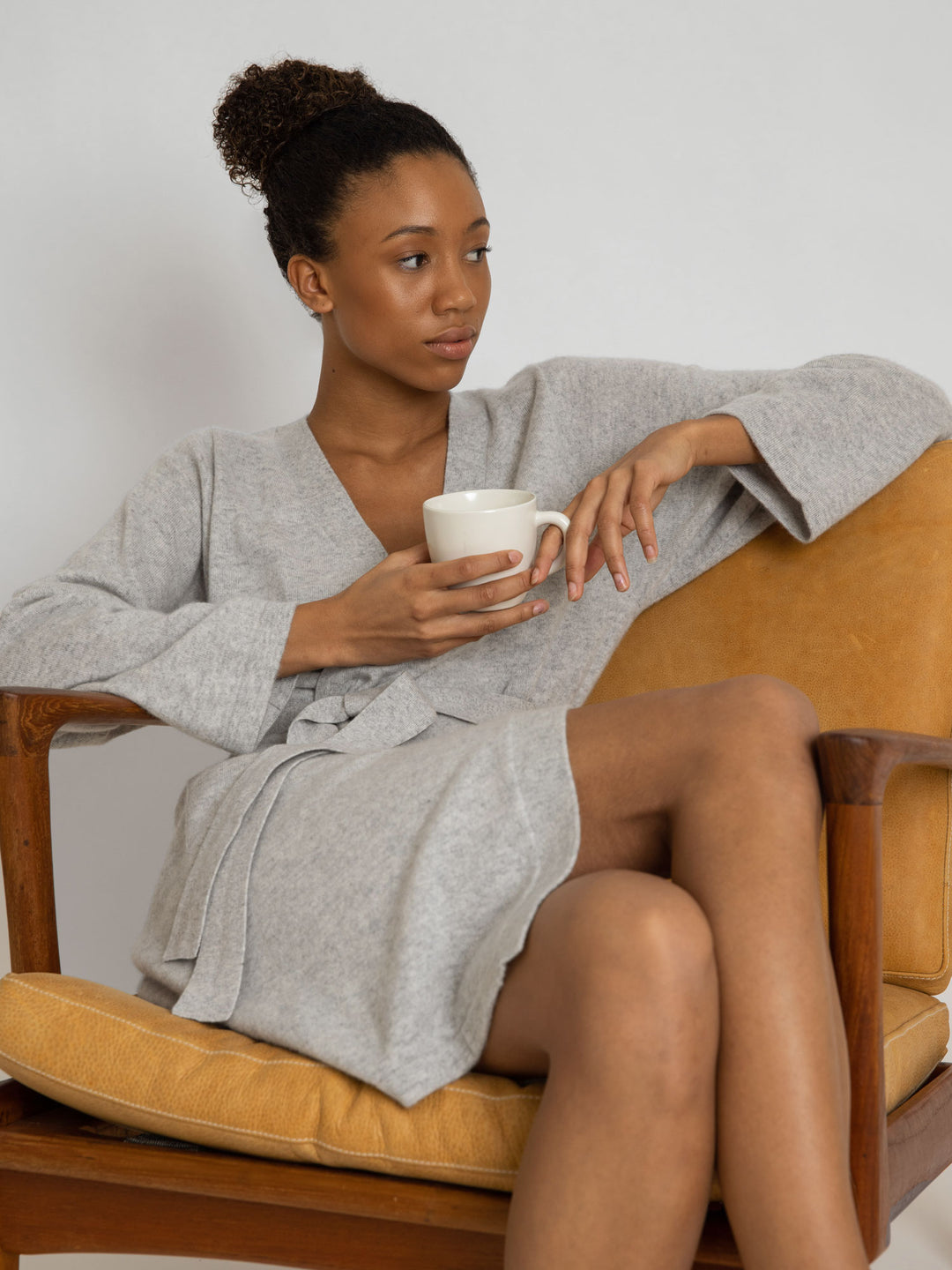 Morning robe Classic in 100% cashmere by Kashmina. Scandinavian design. Color: light grey.