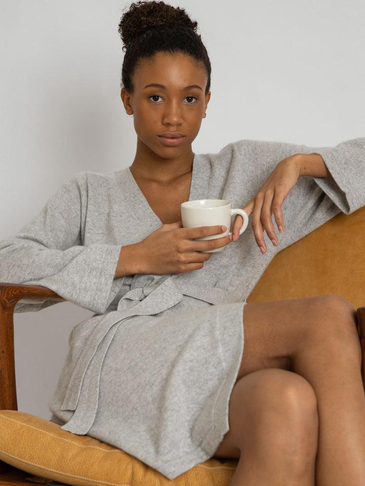 Morning robe Classic in 100% cashmere by Kashmina. Scandinavian design. Color: light grey.