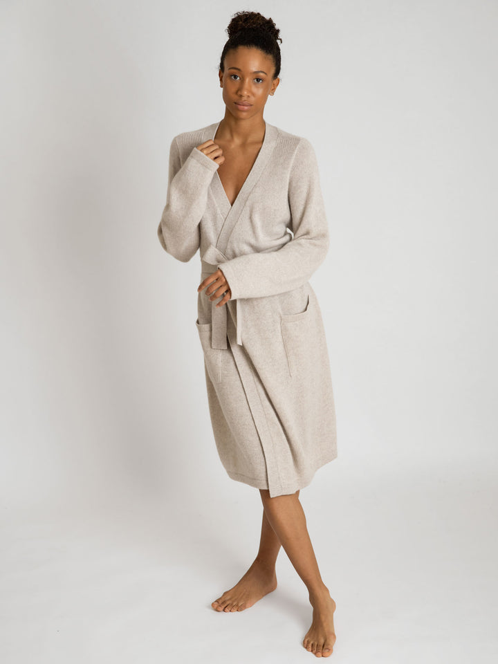 Soft cashmere robe Lux in 100% cashmere by Kashmina. Scandinavian design. Color: beige.