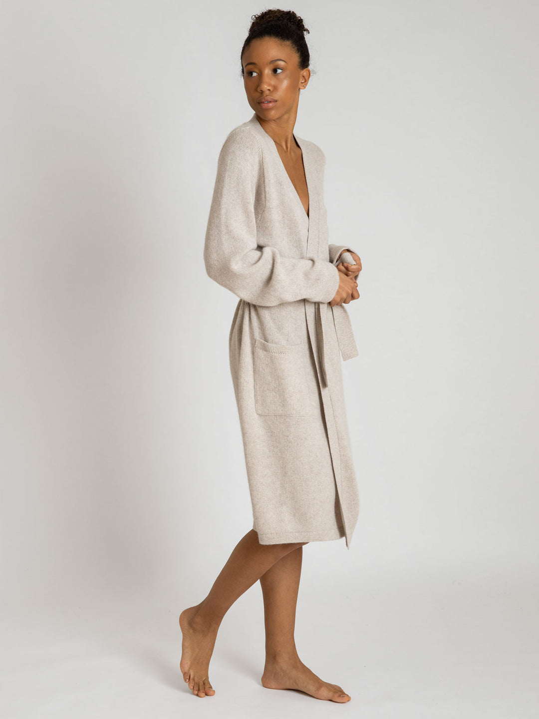 Soft cashmere robe Lux in 100% cashmere by Kashmina. Scandinavian design. Color: beige.