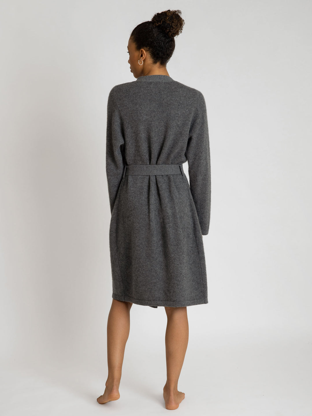 Cashmere robe Lux in 100% cashmere by Kashmina, dark grey. Scandinavian design.