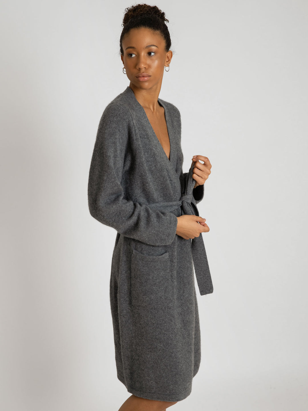Cashmere robe Lux in 100% cashmere by Kashmina, dark grey. Scandinavian design.