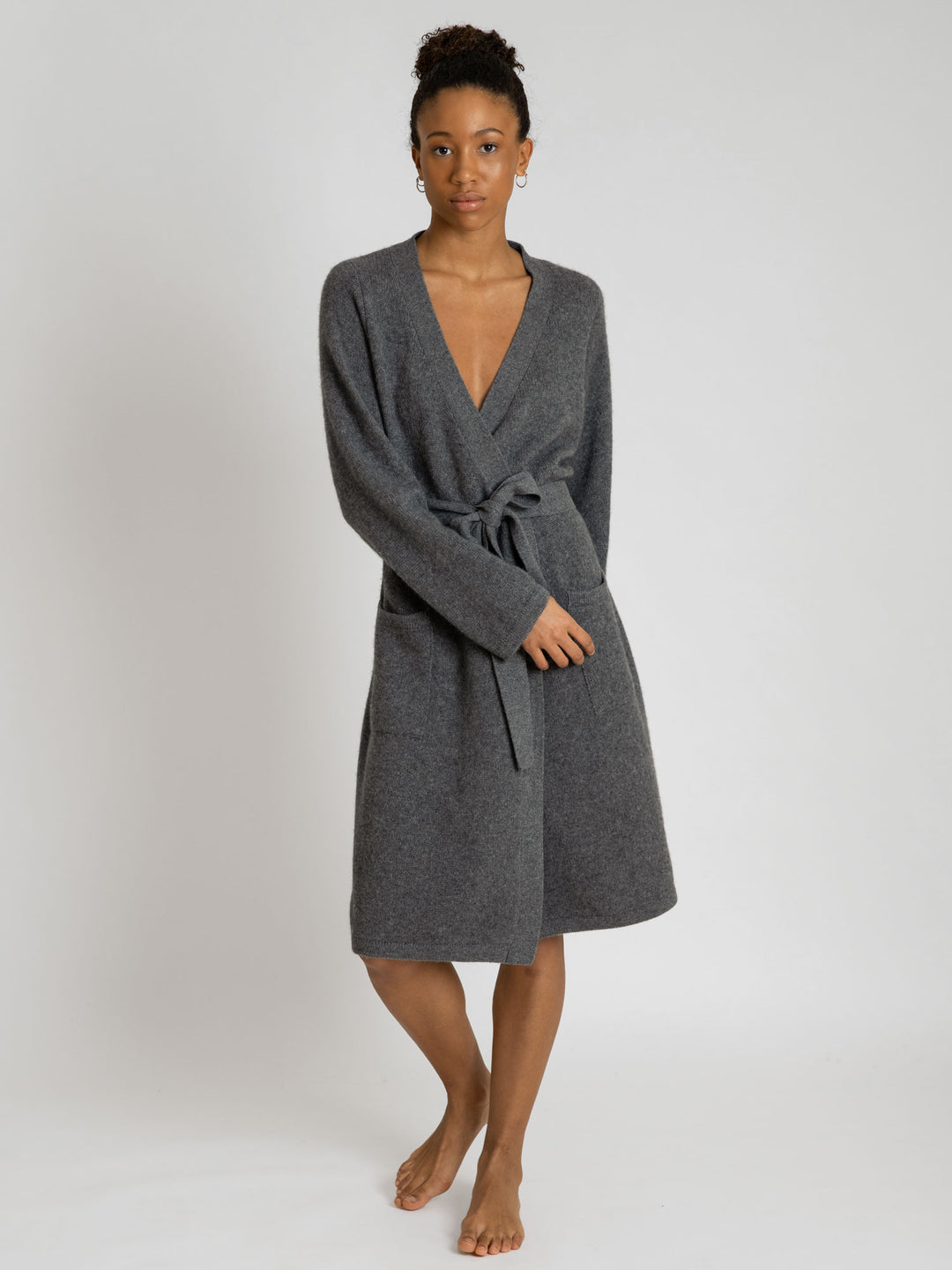 Cashmere robe Lux in 100% cashmere by Kashmina, dark grey. Scandinavian design.