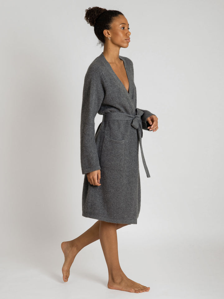 Cashmere robe Lux in 100% cashmere by Kashmina, dark grey. Scandinavian design.