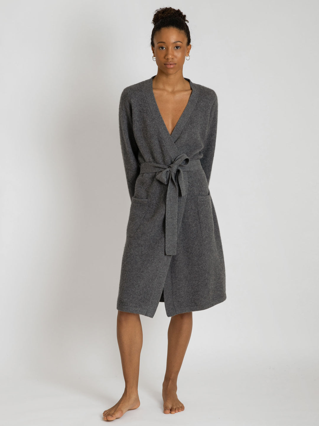 Cashmere robe Lux in 100% cashmere by Kashmina, dark grey. Scandinavian design.