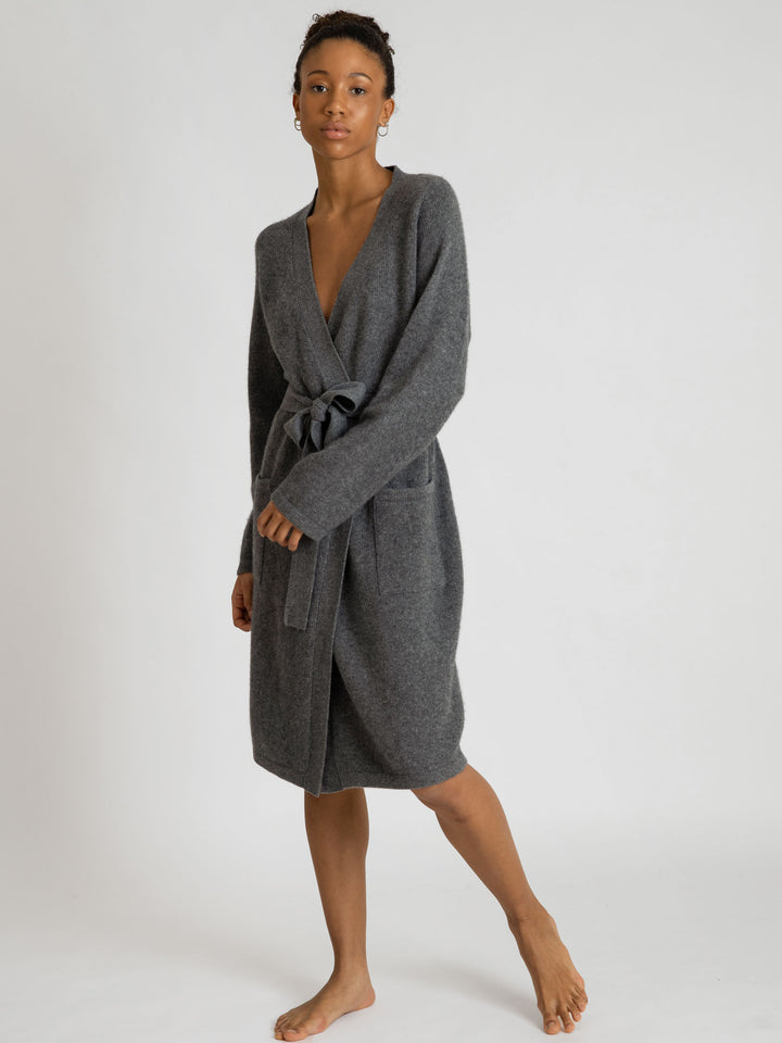 Cashmere robe Lux in 100% cashmere by Kashmina, dark grey. Scandinavian design.