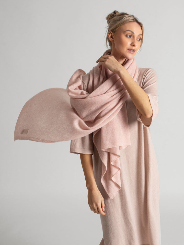 Airy cashmere scarf "Flow" in color: Rose glow. 100% cashmere from kashmina.