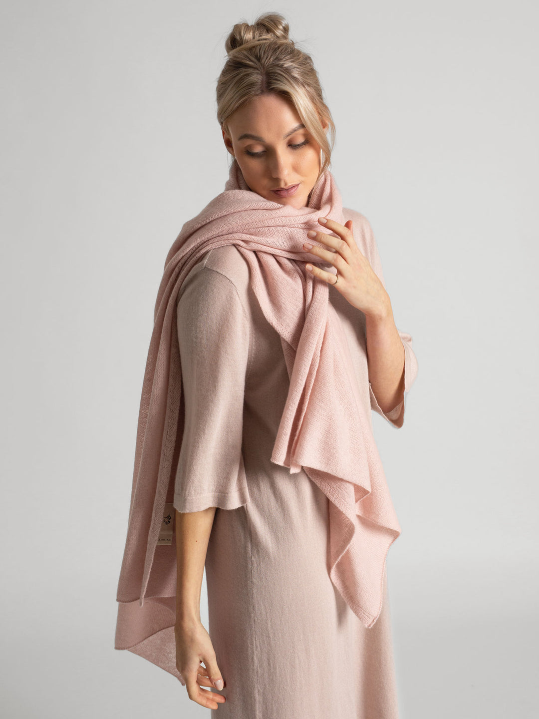 Airy cashmere scarf "Flow" in color: Rose glow. 100% cashmere from kashmina.