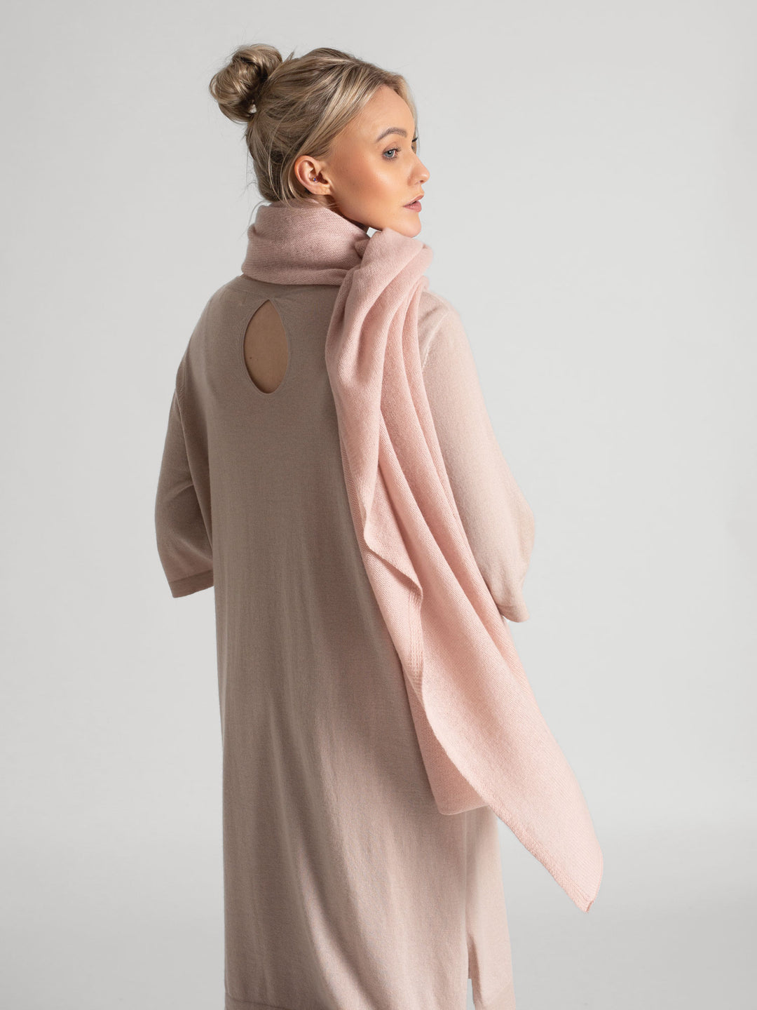 Airy cashmere scarf "Flow" in color: Rose glow. 100% cashmere from kashmina.