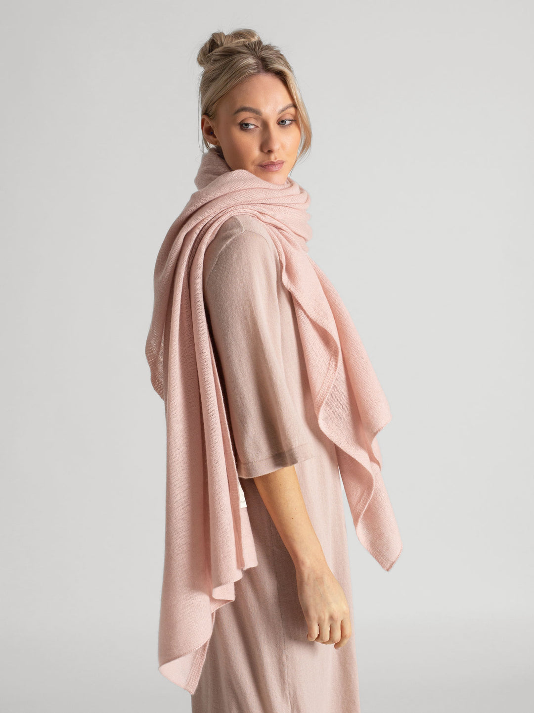 Airy cashmere scarf "Flow" in color: Rose glow. 100% cashmere from kashmina.