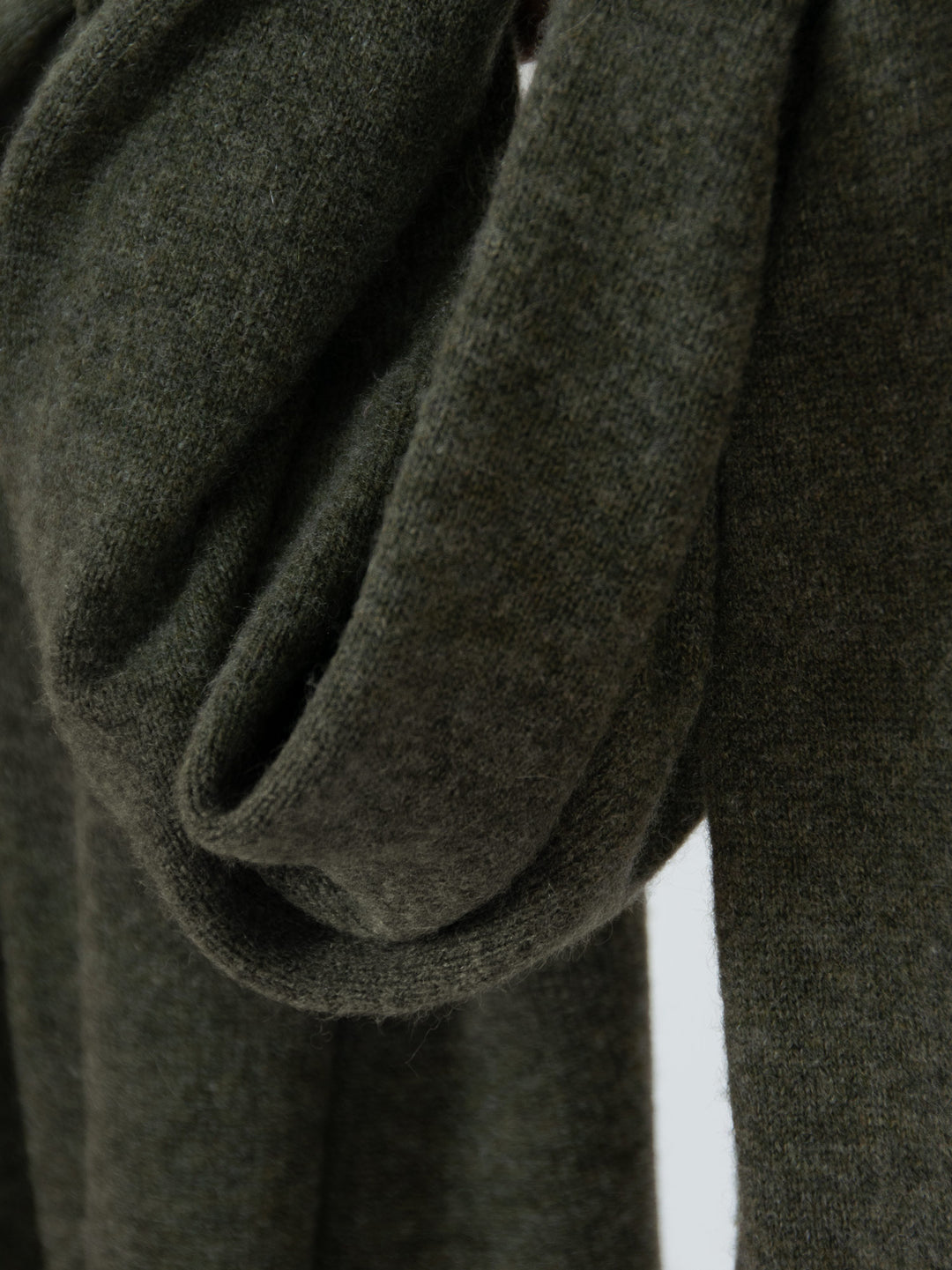 Cashmere scarf "Signature" in 100% pure cashmere. Color: Army, Scandinavian design by Kashmina.