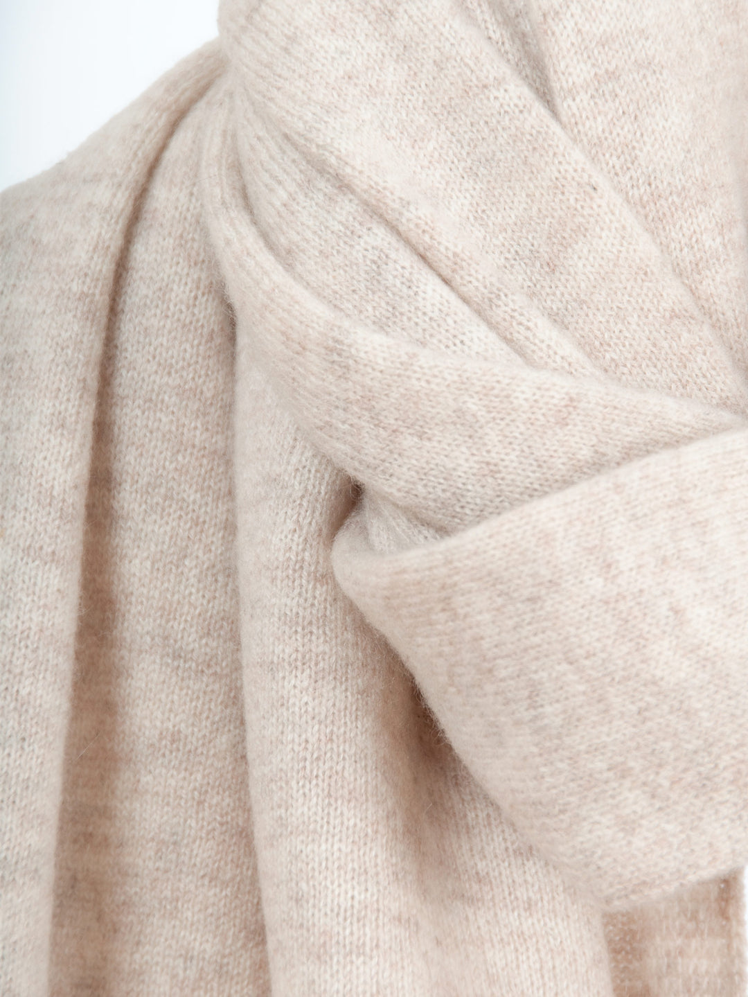 Cashmere scarf in 100% pure cashmere. Color: Beige. Scandinavian design by Kashmina.