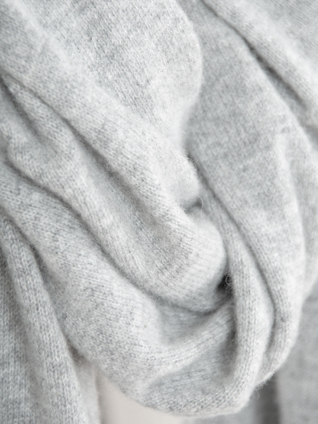 Cashmere scarf "Signature" grey, in 100% cashmere from Kashmina