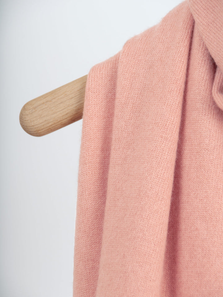 Cashmere scarf "Signature" in 100% cashmere. Color: Peachy pink. Scandinavian design by Kashmina