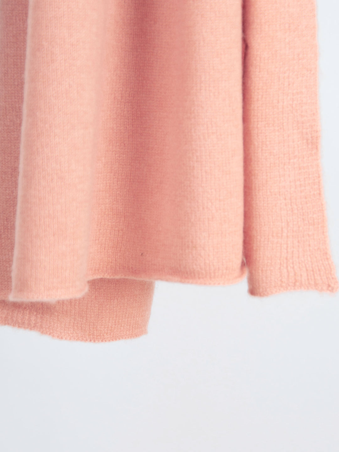 Cashmere scarf "Signature" in 100% cashmere. Color: Peachy pink. Scandinavian design by Kashmina