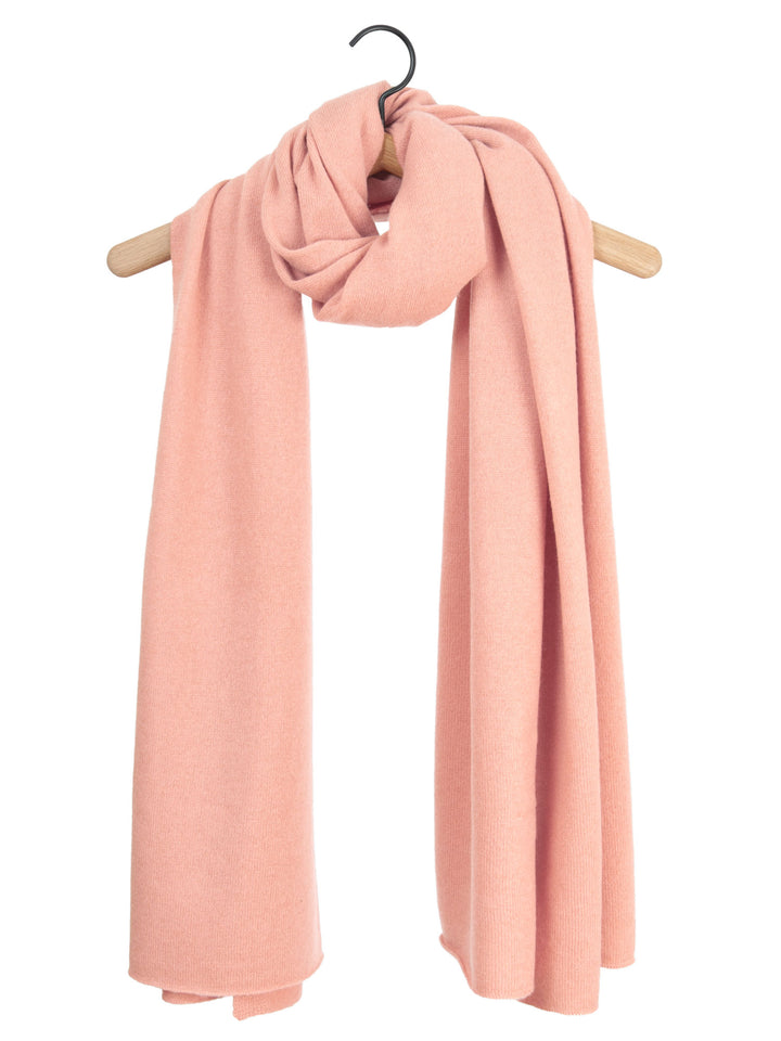 Cashmere scarf "Signature" in 100% cashmere. Color: Peachy pink. Scandinavian design by Kashmina