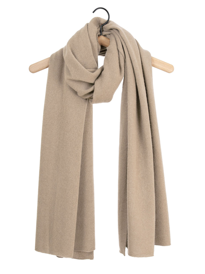 Cashmere scarf "Signature" in 100% cashmere. Color: Sand. Scandinavian design by Kashmina.