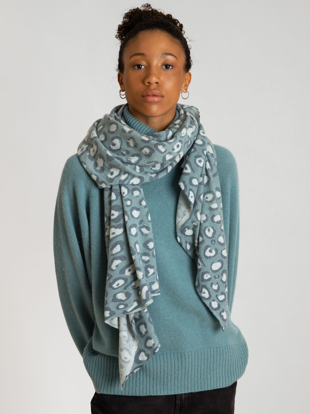 Cashmere scarf "Signature" Jungle, animal print, in 100% cashmere from Kashmina. Scandinavian design.