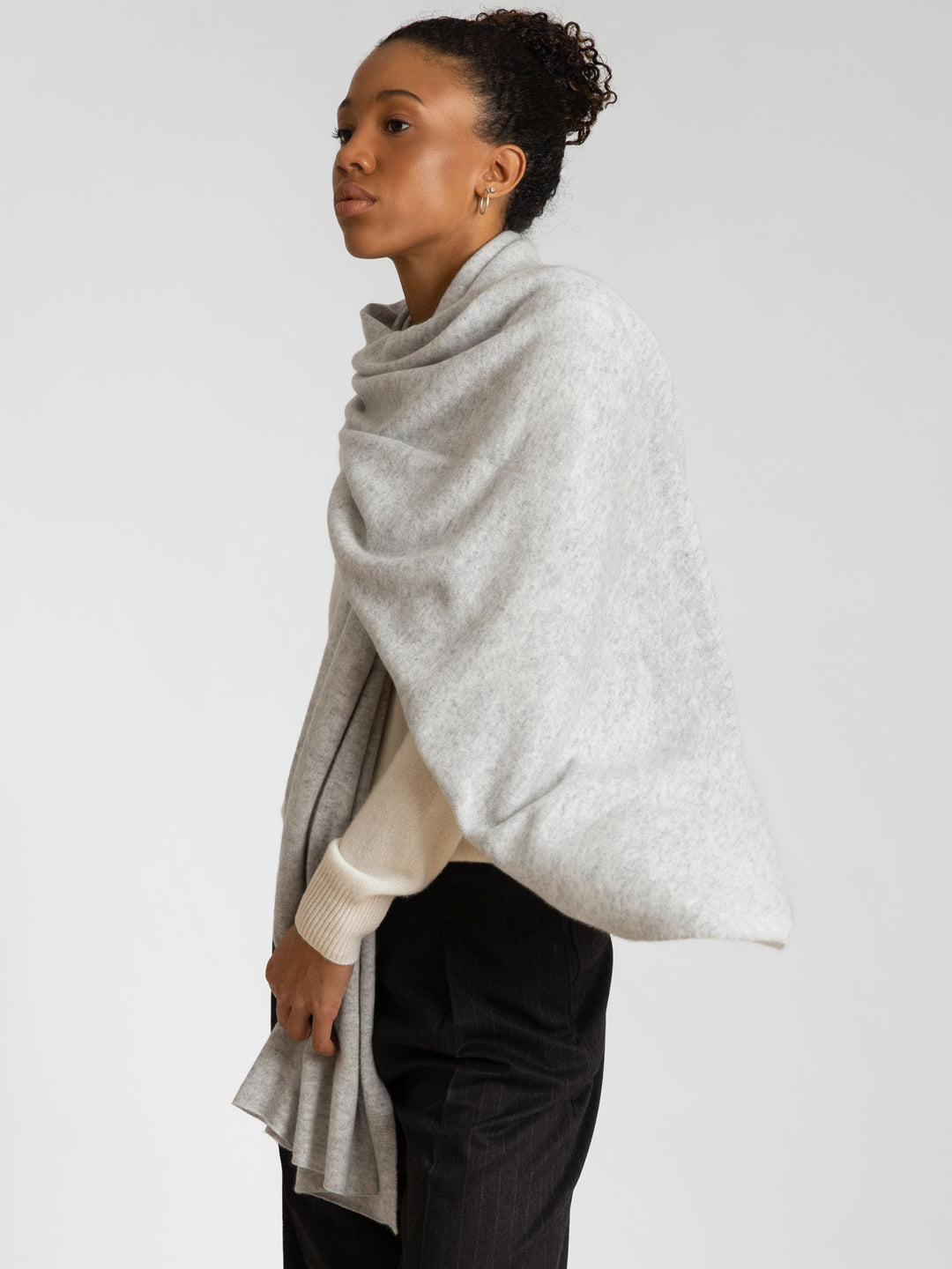 Cashmere scarf "Signature" light grey, in 100% cashmere from Kashmina. Scandinavian design.