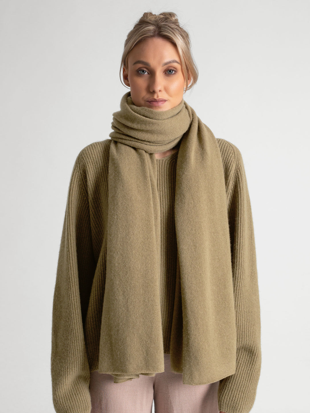 Cashmere scarf "Signature" in 100% cashmere. Color: Olive. Scandinavian design by Kashmina