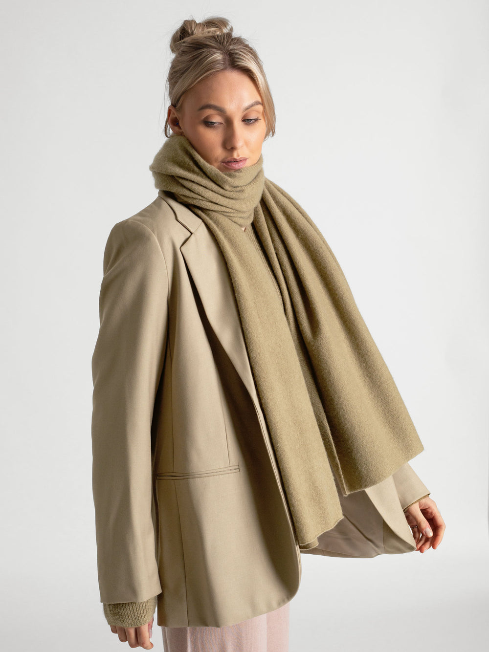 Cashmere scarf "Signature" in 100% cashmere. Color: Olive. Scandinavian design by Kashmina