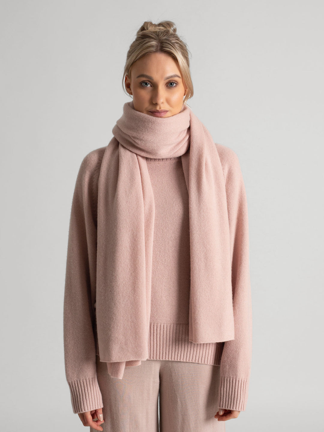 Cashmere scarf "Signature" in 100% cashmere. Color: Rose Glow. Scandinavian design by Kashmina