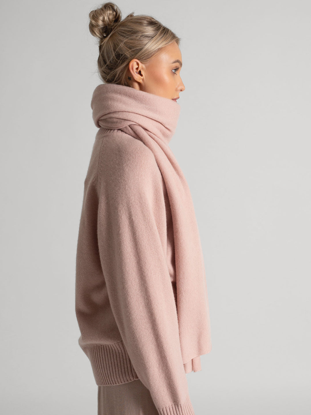 Cashmere scarf "Signature" in 100% cashmere. Color: Rose Glow. Scandinavian design by Kashmina